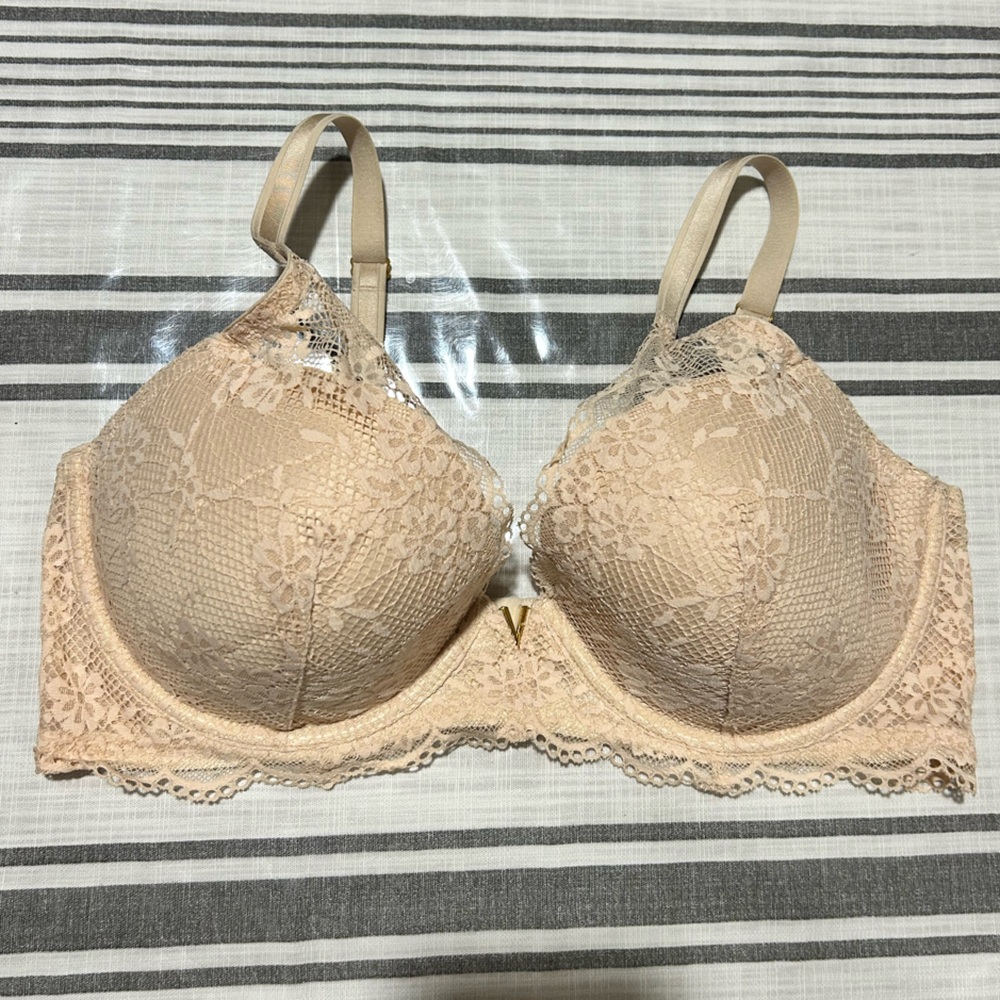Victoria's Secret Plunge Cream lace Molded Cup Bra with Light Padding 38D